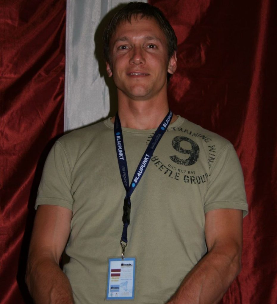 Aleks Pavulāns pārstāvot Latvijas skvoša izlasi. Aleks pārstāvējis arī padel izlasi